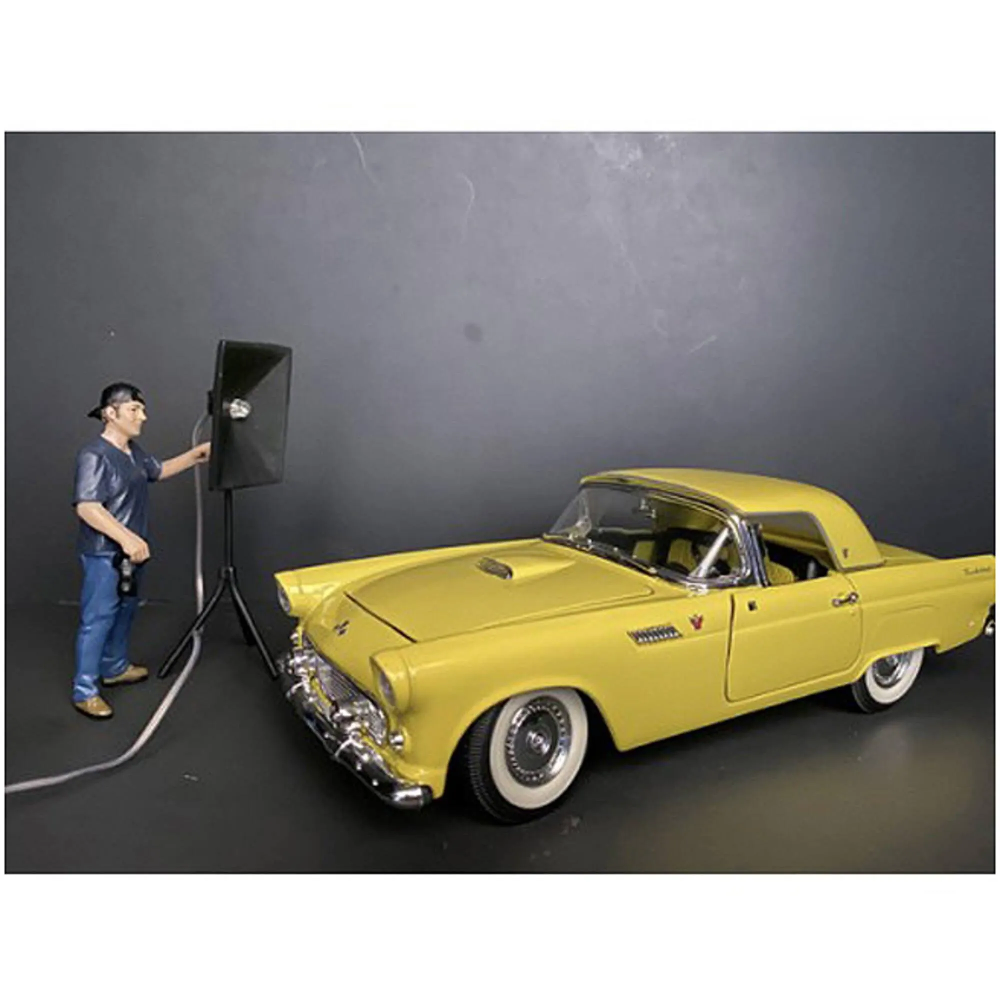 American Diorama Figurine V - "Weekend Car Show" Polyresin for 1/24 Scale Models